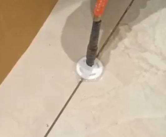 孟州瓷砖空鼓维修公司专业解答瓷砖在铺贴过程中，如果没有涂抹均匀到位的粘结材料（如水泥砂浆或瓷砖胶），可能会导致以下问题