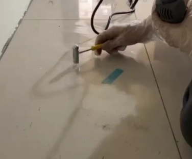 孟州瓷砖开裂维修公司专业分享瓷砖在铺贴前如果没有沥干水分，将会导致以下问题
